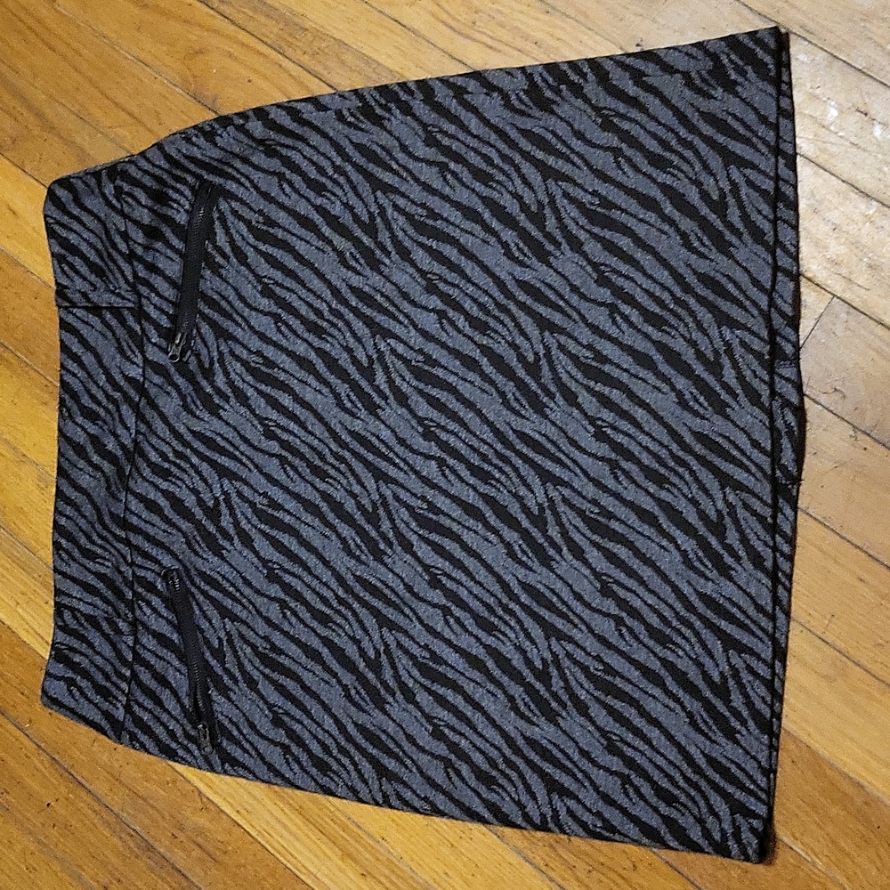 DARJONI SKIRT SZ 6 LIKE NEW ZIPPERS ON FRONT